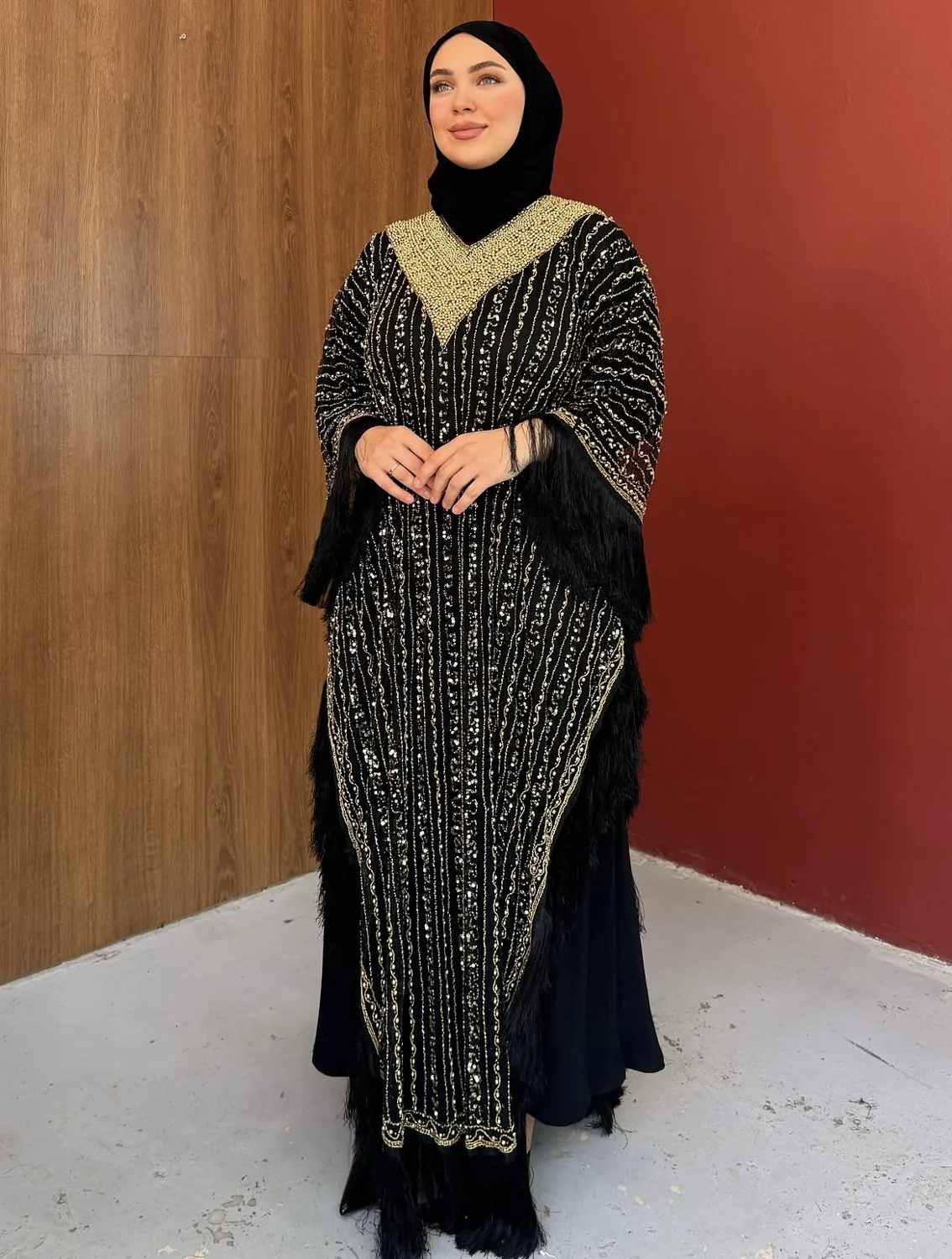 قفطان سهرة أسود بأكمام خفاش وياقة مطرزة بالذهبي