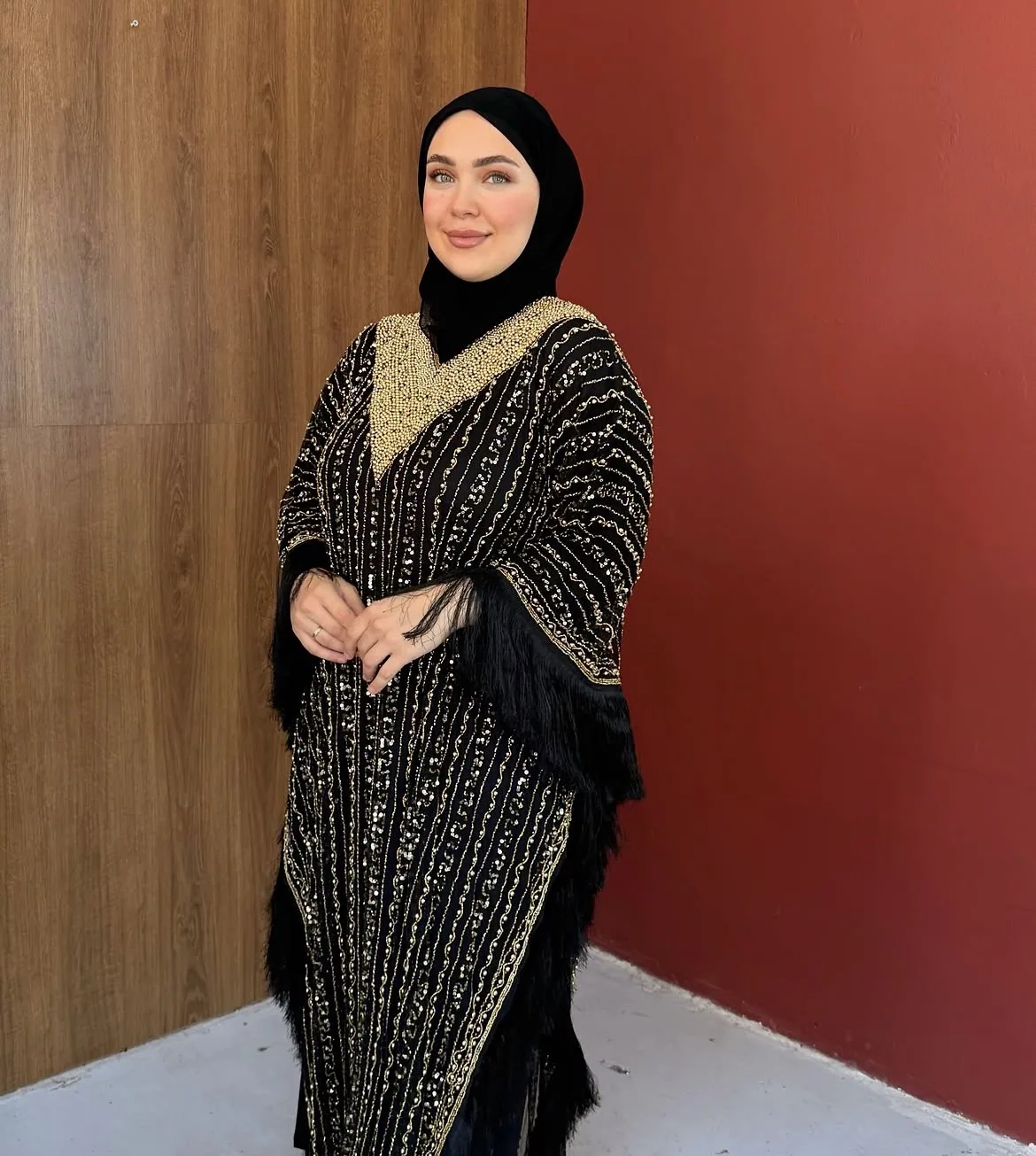 قفطان سهرة أسود بأكمام خفاش وياقة مطرزة بالذهبي - صورة 2