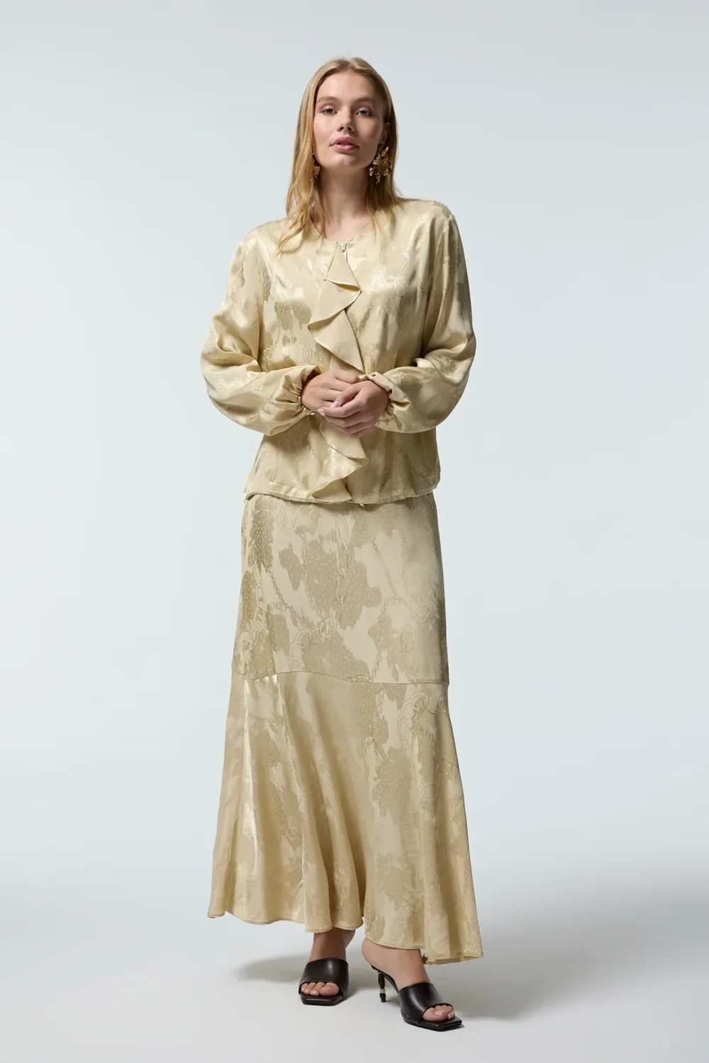 طقم قطعتين ذهبي منقوش بكشكش أمامي - صورة 4