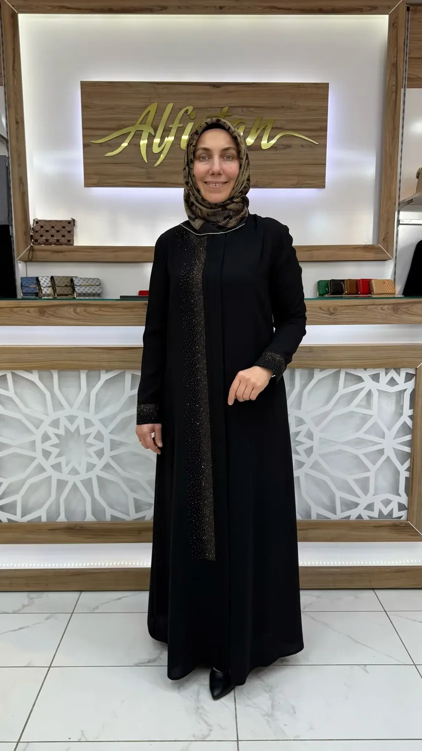 عباءة سوداء بتطريز أحجار على الأكمام والواجهة
