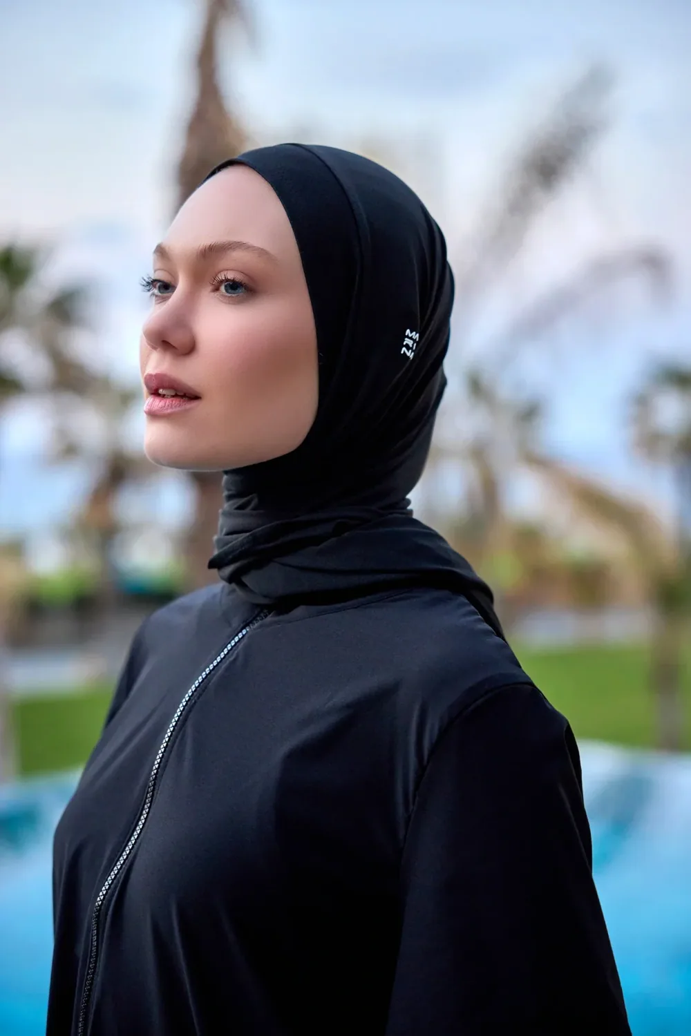 شال سباحة خفيف للمحجبات أسود بقماش سريع الجفاف