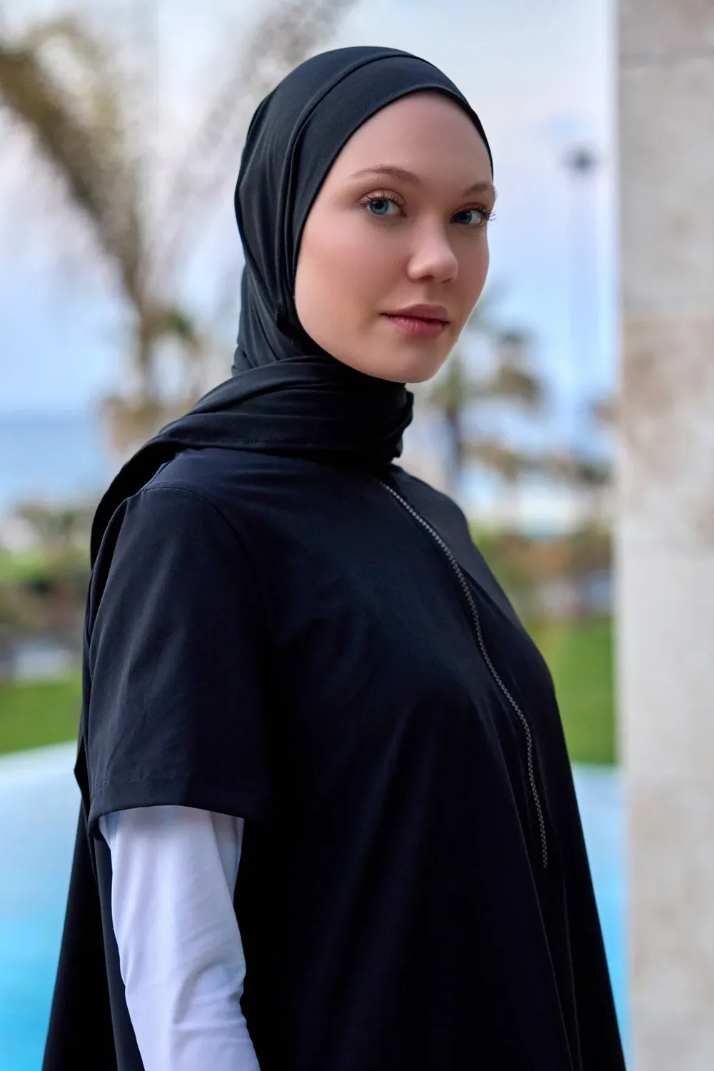 شال سباحة خفيف للمحجبات أسود بقماش سريع الجفاف - صورة 3