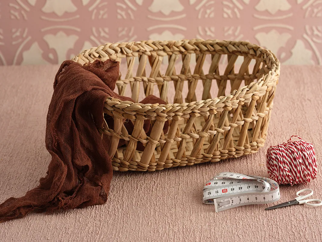 سلة قش مستطيلة بنسيج مفرّغ مجدولة يدوياً