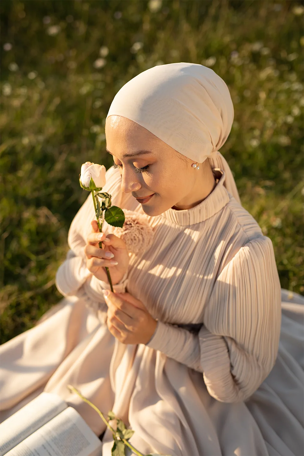فستان زفاف بيج من الشيفون بزهرة عند الياقة - صورة 2