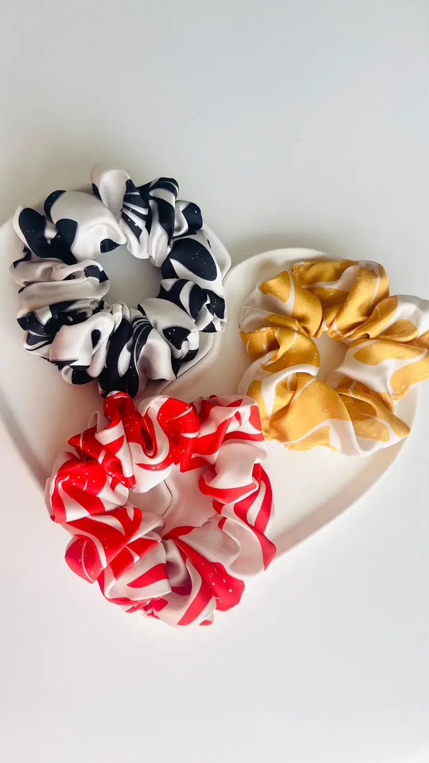 طقم ثلاث ربطات شعر سكرنشي مصغرة بنقوش متباينة الألوان - صورة 2