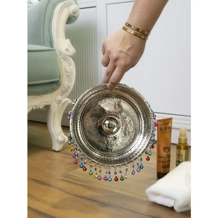 طاسة حمام فضية اللون مزينة بخرز ملون - صورة 2