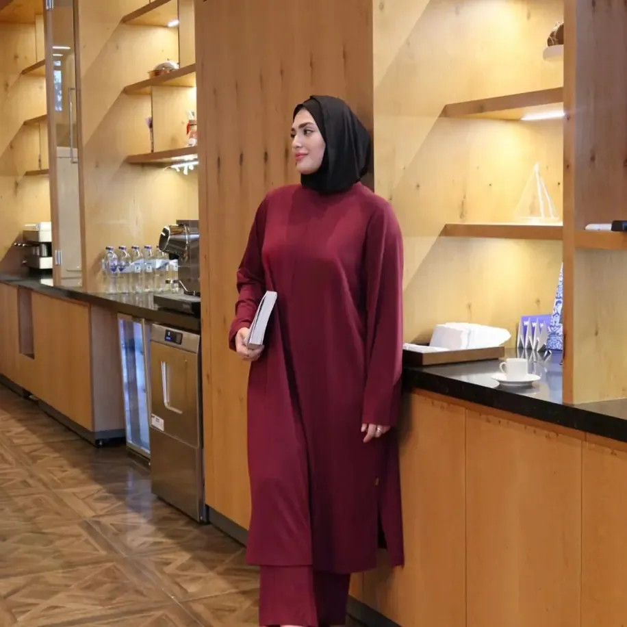 طقم رياضي عنابي طويل بخطوط مضلعة