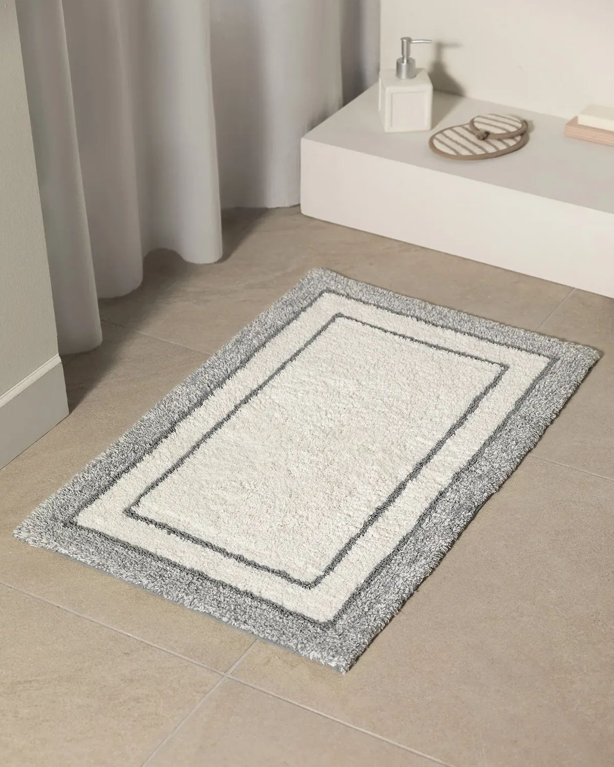 دواسة حمام كريمية بإطار رمادي 50×80 سم