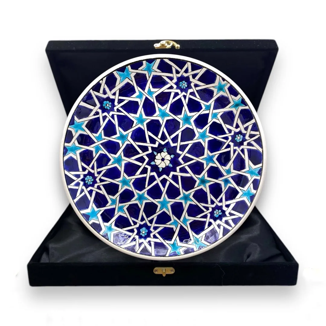 طبق خزف بنجمة هندسية سلجوقية زرقاء