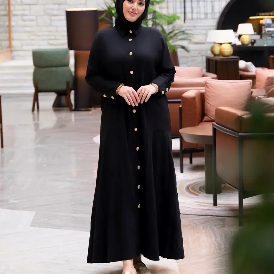 فستان تريكو أسود طويل بأزرار ذهبية
