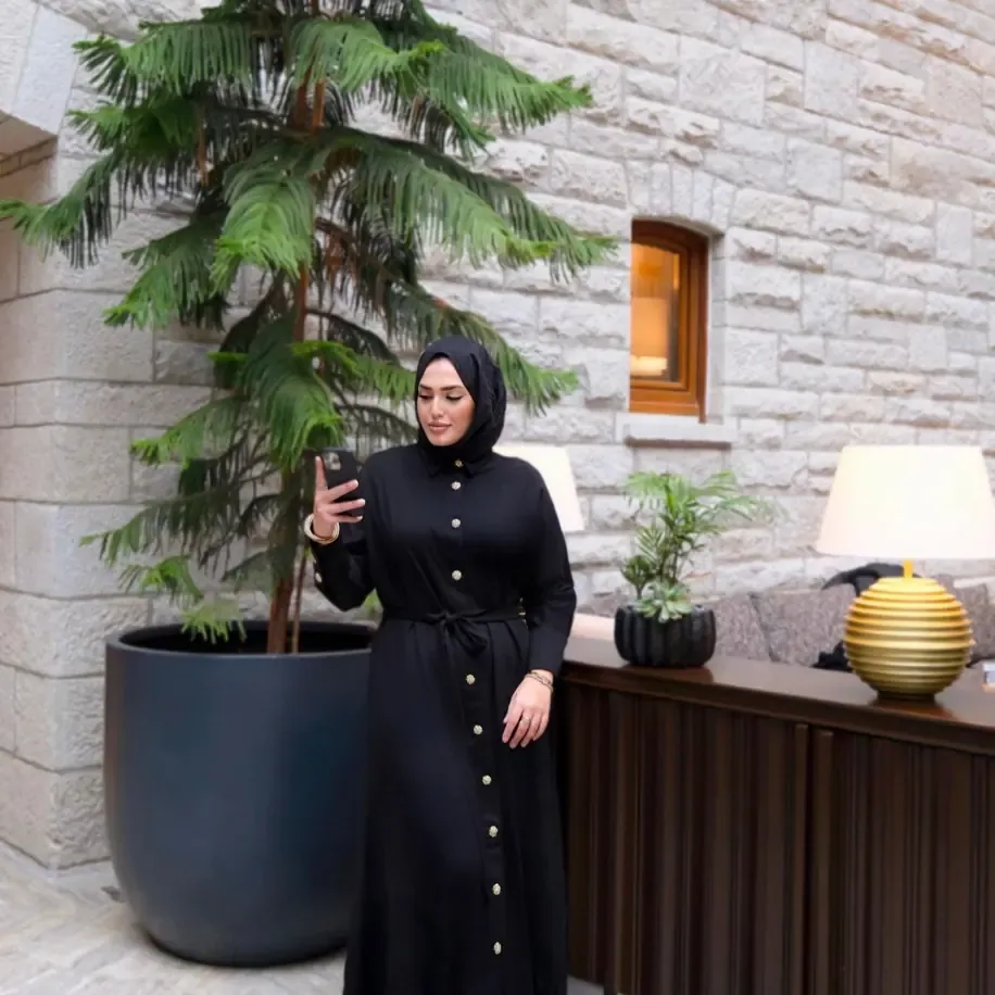 فستان تريكو أسود طويل بأزرار ذهبية - صورة 2