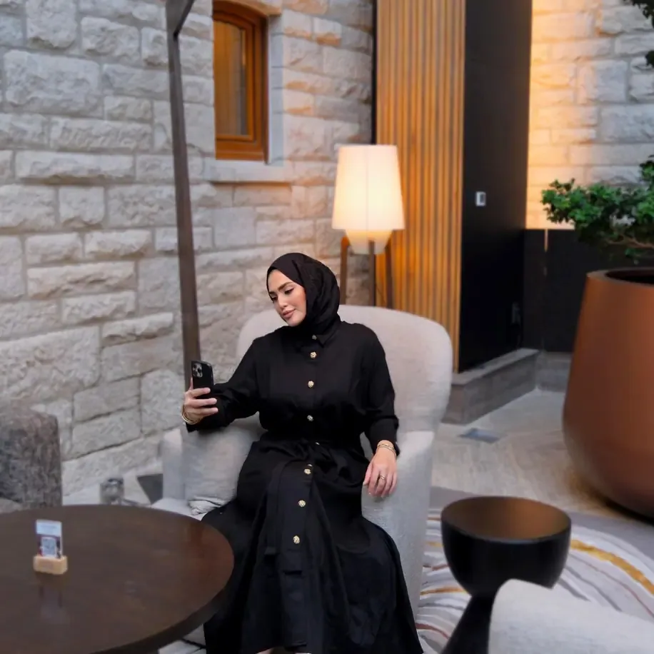 فستان تريكو أسود طويل بأزرار ذهبية - صورة 3