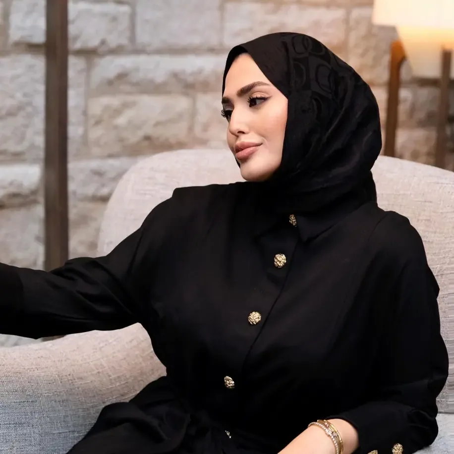 فستان تريكو أسود طويل بأزرار ذهبية - صورة 4