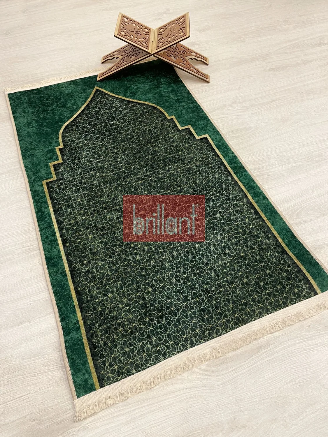 سجادة صلاة خضراء بمحراب مزخرف وأهداب 75×125 سم - صورة 2