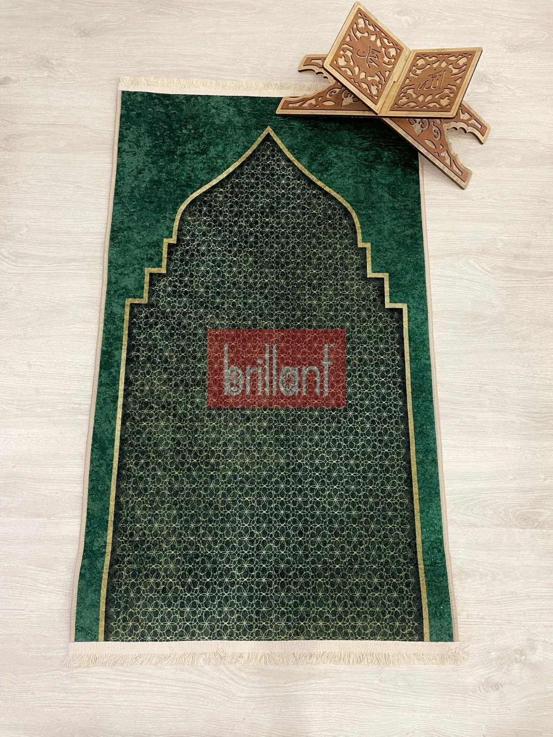 سجادة صلاة خضراء بمحراب مزخرف وأهداب 75×125 سم - صورة 3