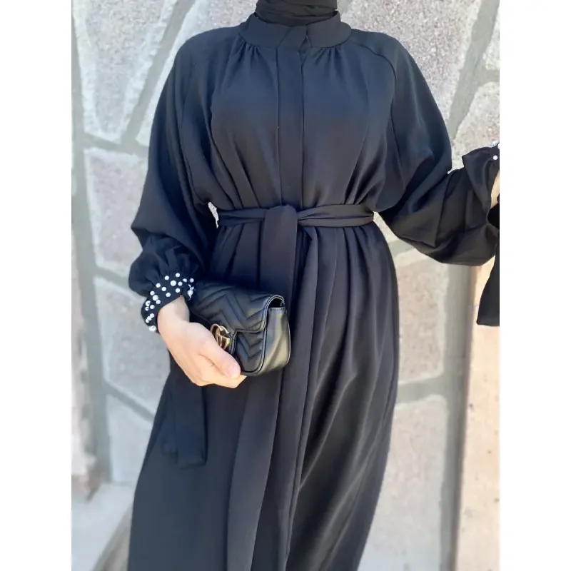 فرجية بتفاصيل لؤلؤ بلون أسود