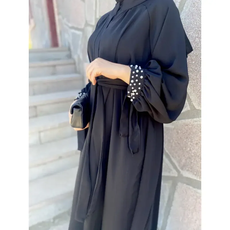 فرجية بتفاصيل لؤلؤ بلون أسود - صورة 2