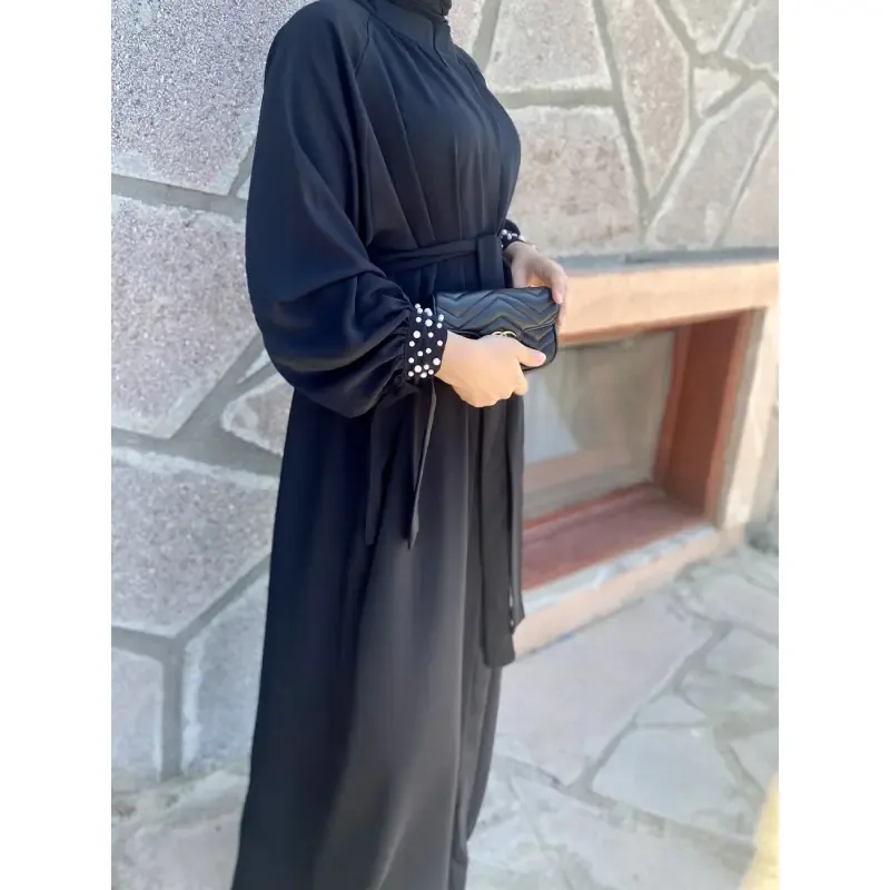 فرجية بتفاصيل لؤلؤ بلون أسود - صورة 3