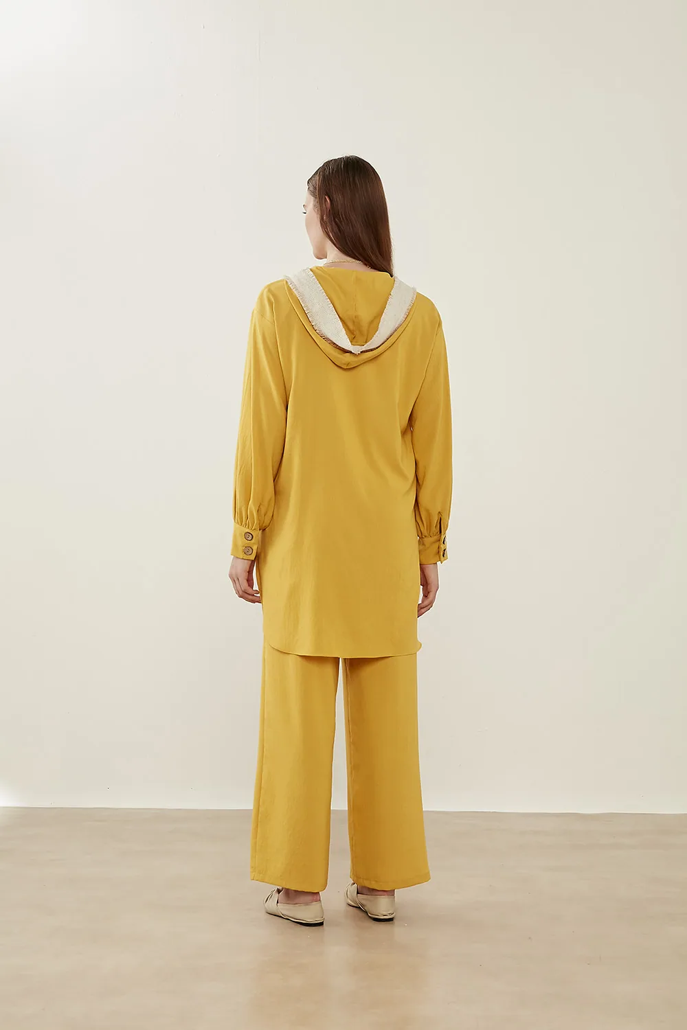 تونيك بقبعة بلون زعفراني مع حواف مزخرفة - صورة 4