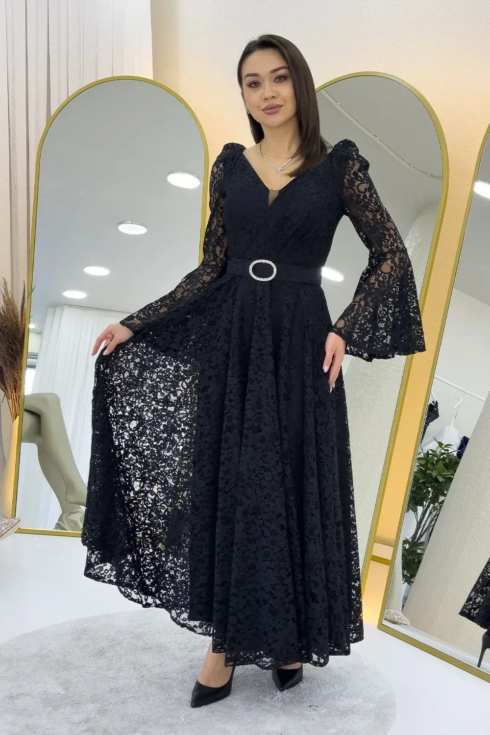 فستان ميدي أسود دانتيل بياقة متقاطعة وحزام