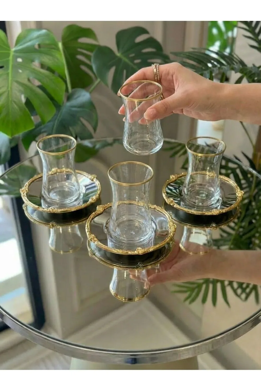 طقم شاي 6 كاسات بإطارات معدنية ذهبية وصحون 12 قطعة