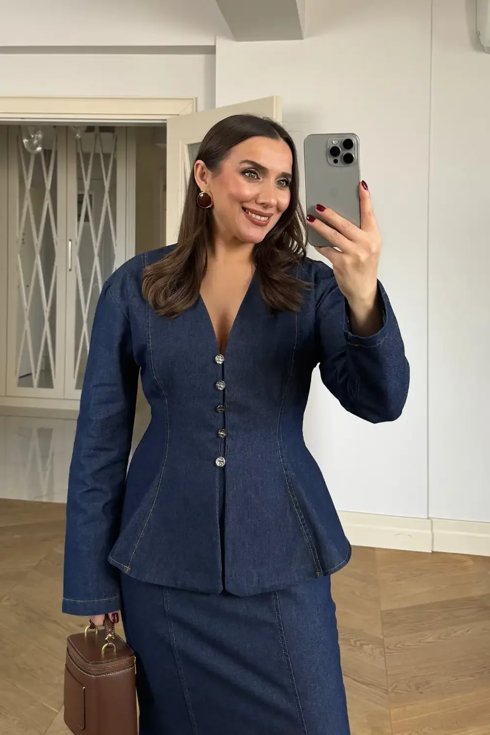 طقم دنيم قميص ضيق وتنورة طويلة بلون كحلي - صورة 2