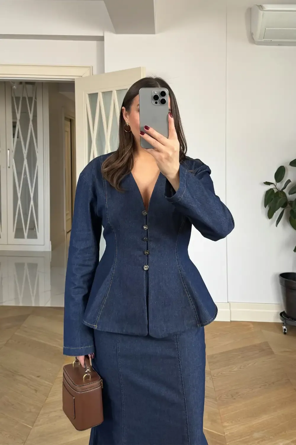 طقم دنيم قميص ضيق وتنورة طويلة بلون كحلي - صورة 3