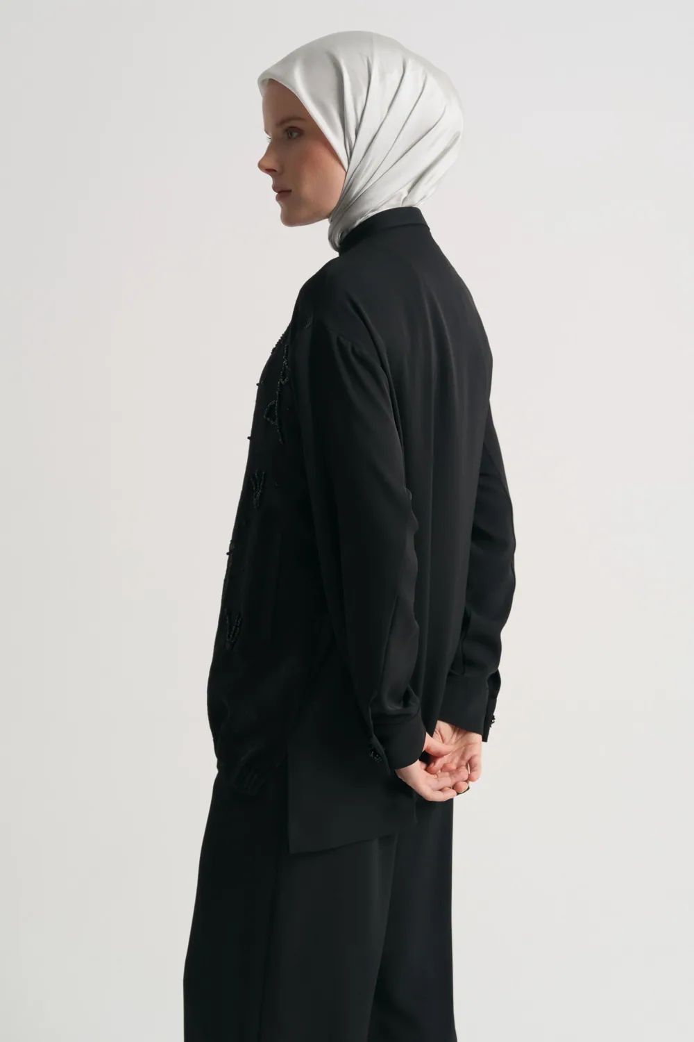طقم تونيك أسود مطرز بالأحجار مع بنطال واسع - صورة 4