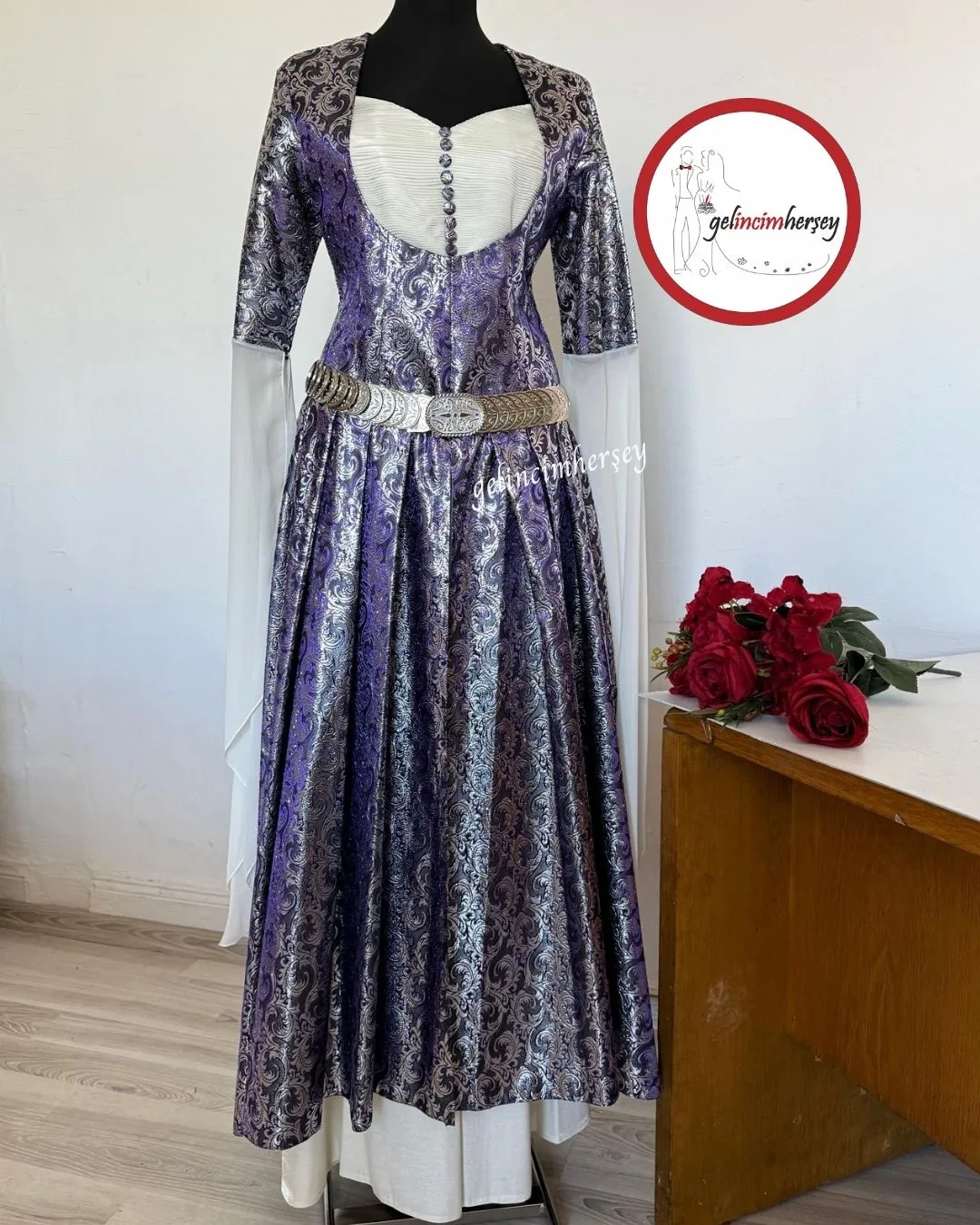 قفطان بروكار بنفسجي وفضي مع حزام معدني - صورة 2