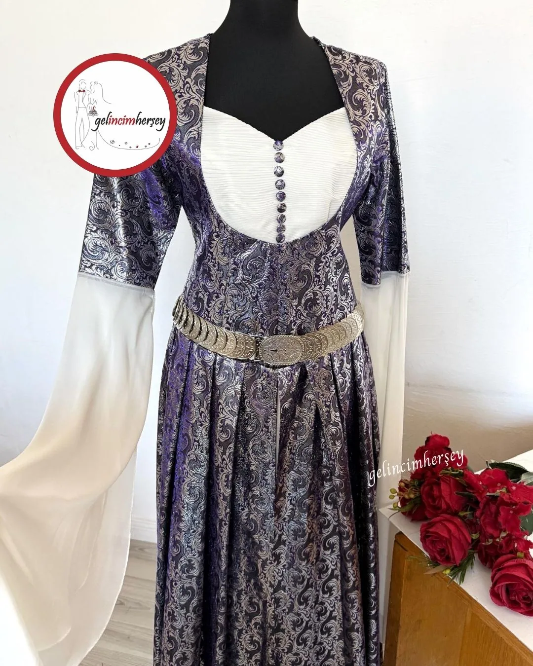 قفطان بروكار بنفسجي وفضي مع حزام معدني - صورة 3