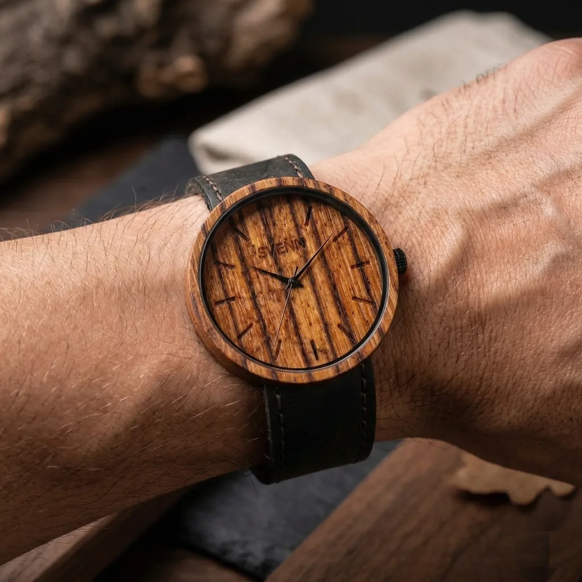 ساعة يد رجالية بعلبة من خشب الزيبرانو وسوار جلد بني داكن - صورة 3
