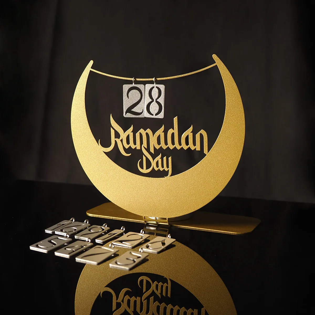 تقويم يوم رمضان بهلال ذهبي وبطاقات أرقام