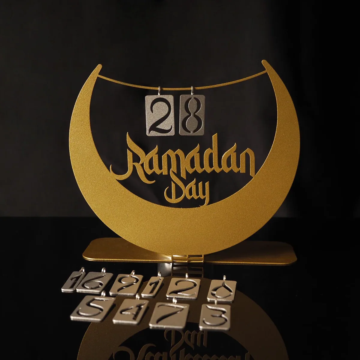 تقويم يوم رمضان بهلال ذهبي وبطاقات أرقام - صورة 2