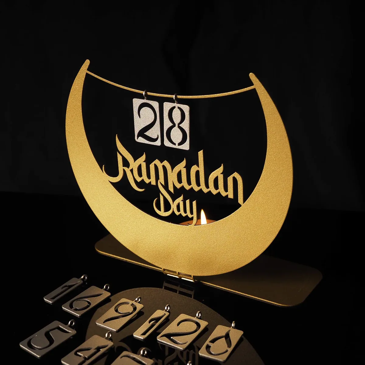 تقويم يوم رمضان بهلال ذهبي وبطاقات أرقام - صورة 3