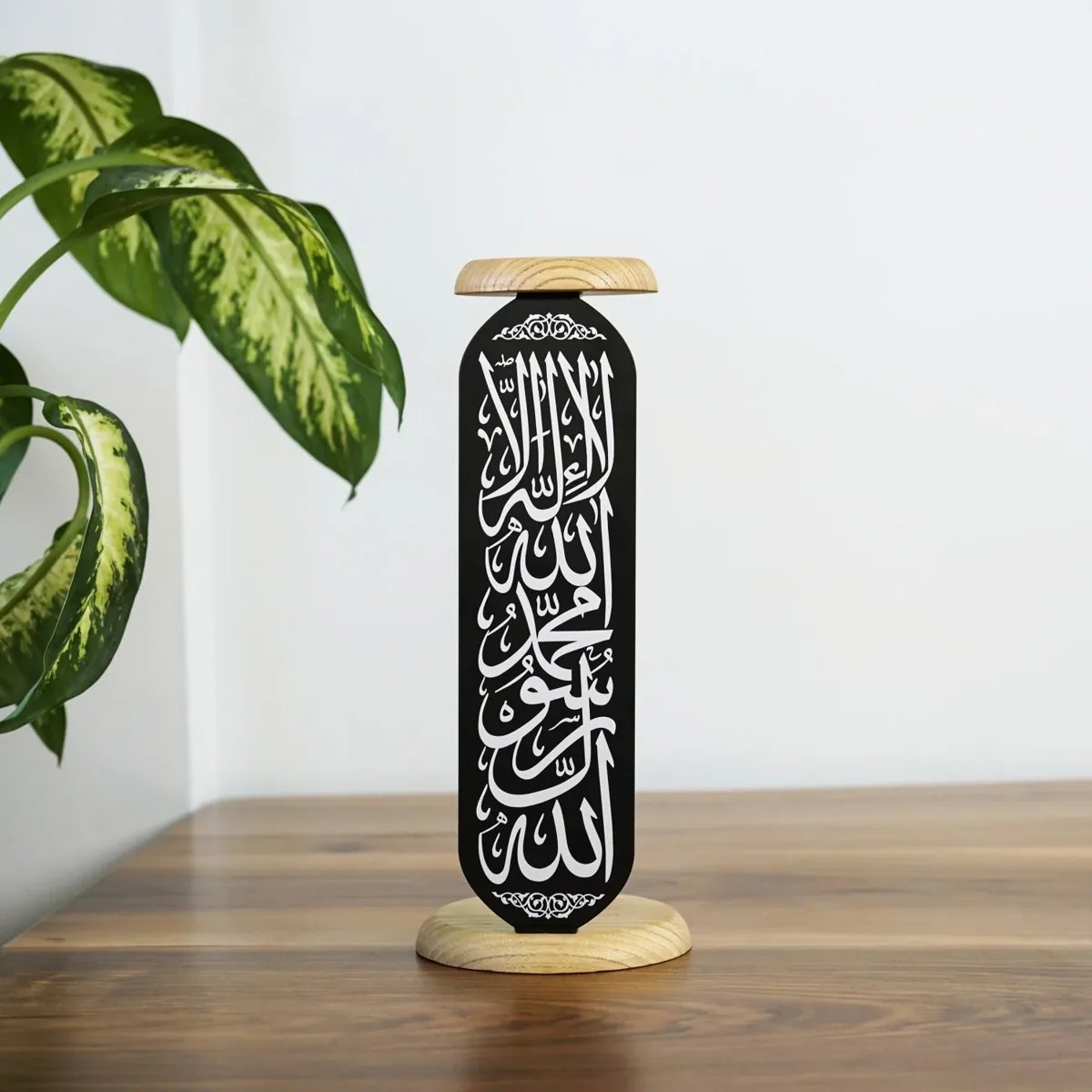 شمعدان معدني بحامل خشبي مكتوب عليه كلمة التوحيد