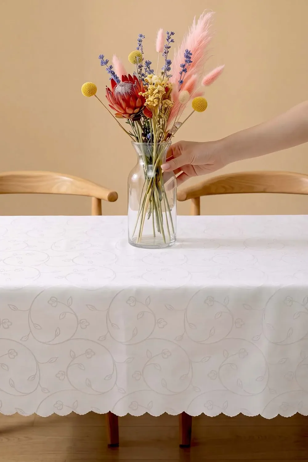 مفرش طاولة أبيض جاكار بنقش الأغصان طارد للسوائل - صورة 2
