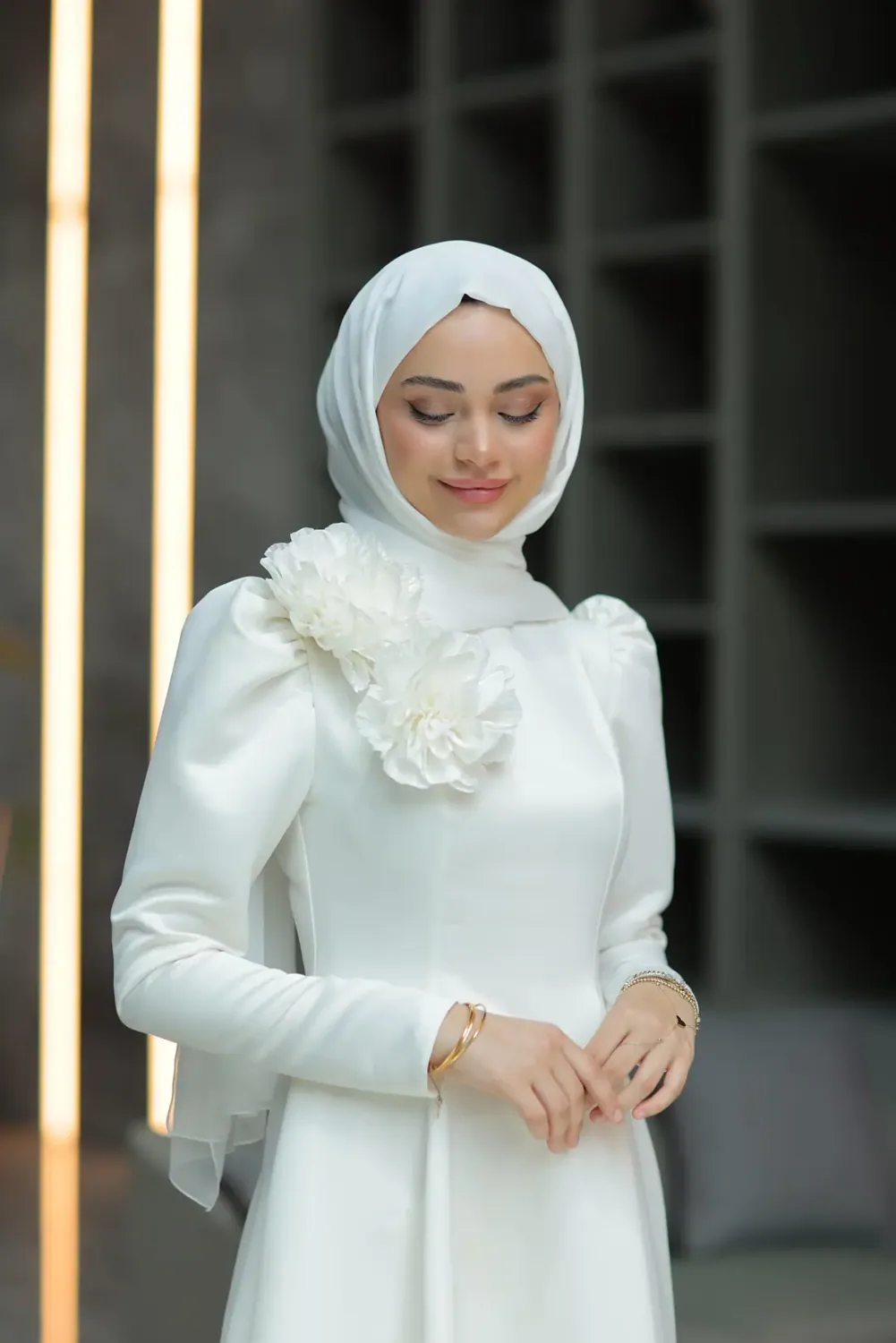 فستان سهرة أبيض بزخرفة ورود بارزة على الكتف والصدر