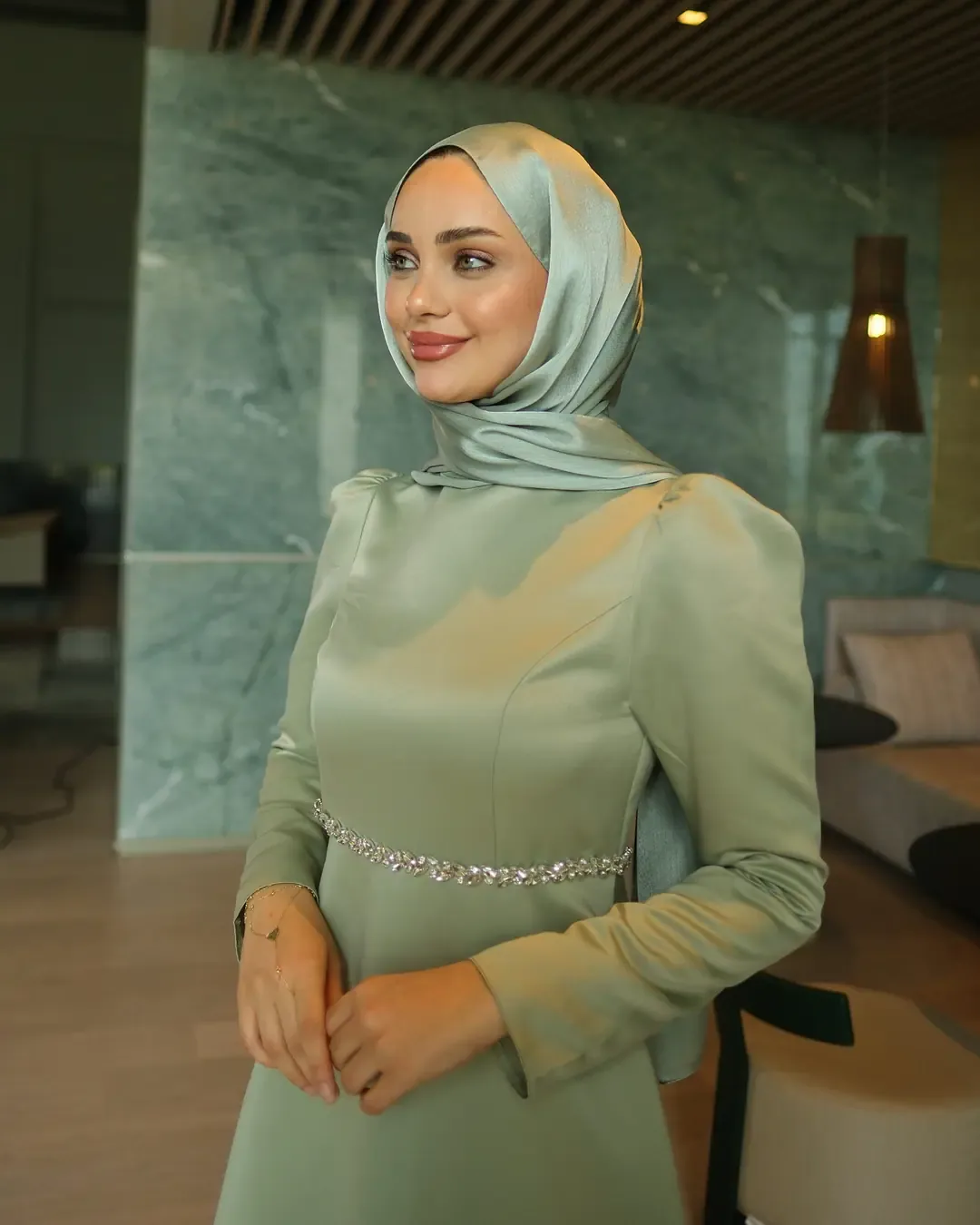 فستان سهرة محجبات أخضر هادئ بحزام مرصع وتنورة كلوش