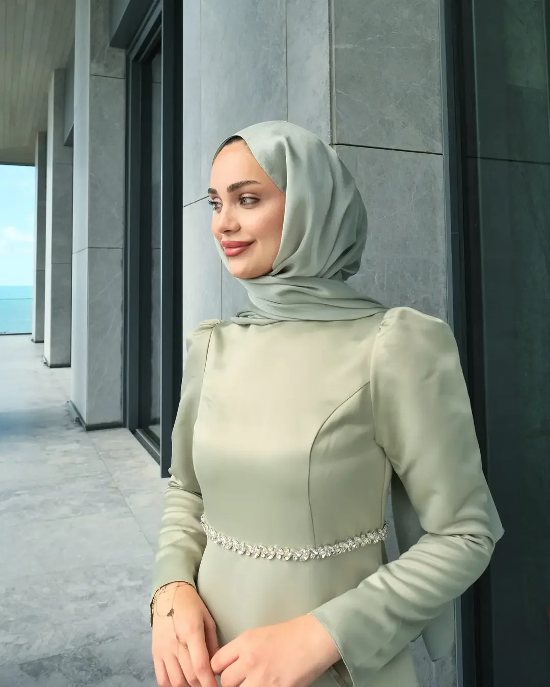 فستان سهرة محجبات أخضر هادئ بحزام مرصع وتنورة كلوش - صورة 2