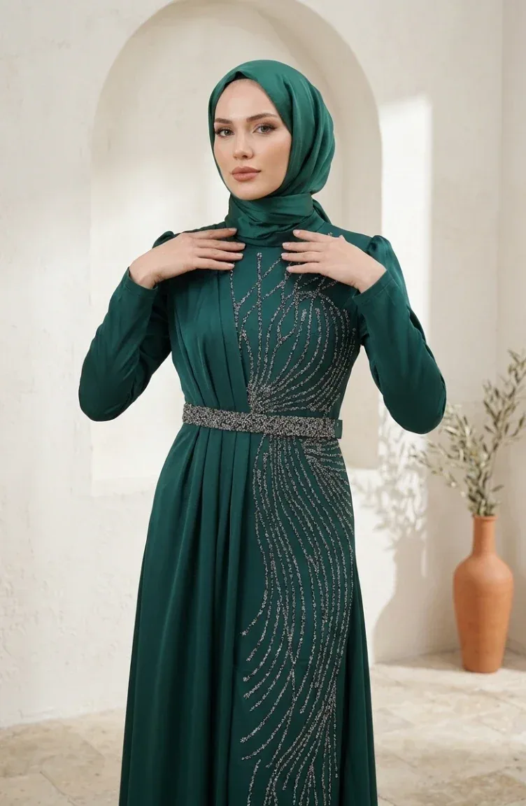 فستان سهرة ساتان أخضر بحزام أحجار وذيل منسدل - صورة 2