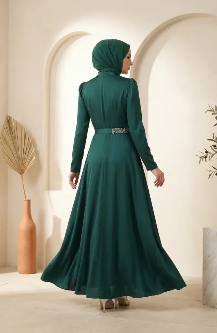 فستان سهرة ساتان أخضر بحزام أحجار وذيل منسدل - صورة 4