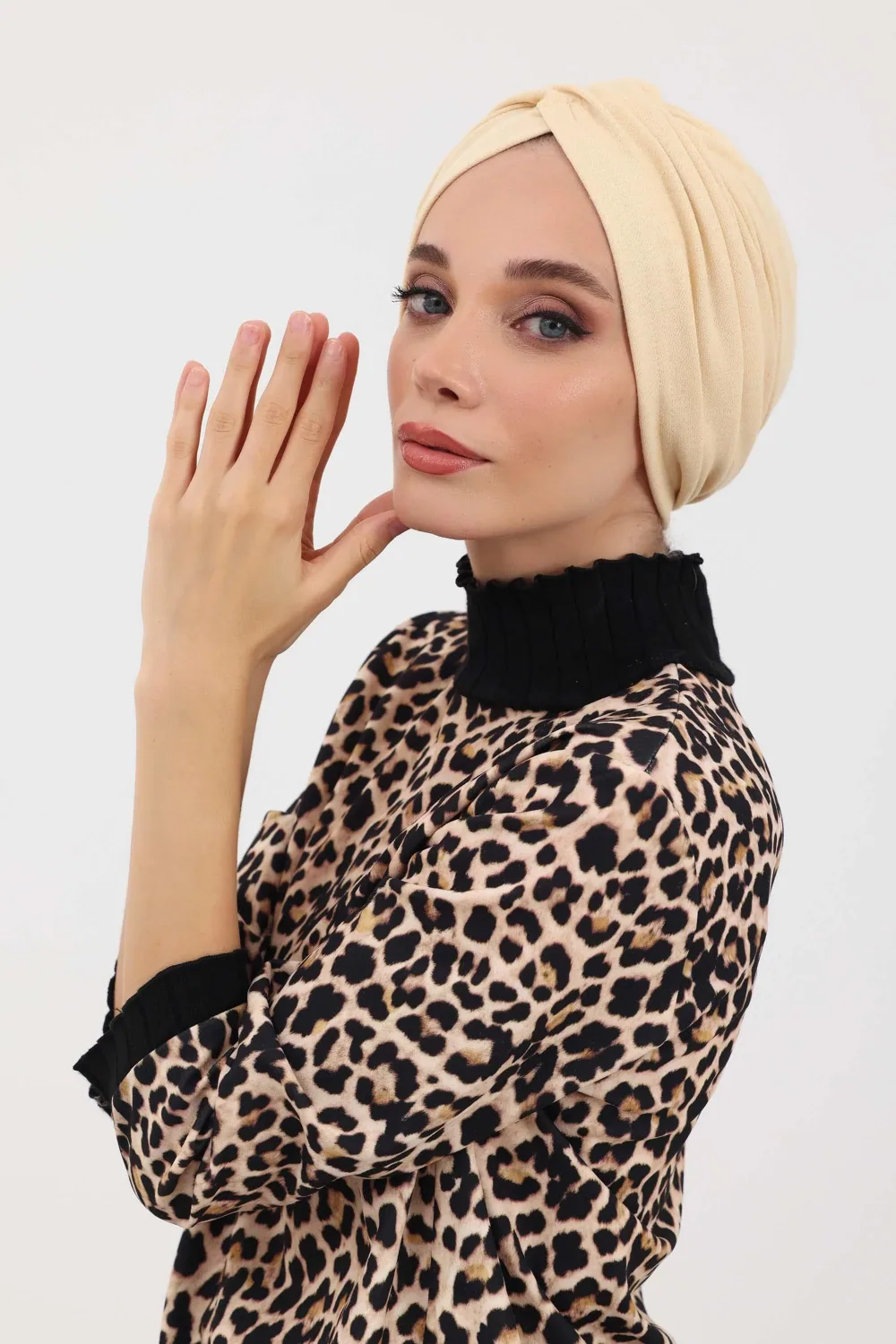بونيه إنترلوك ناعم بثنيات أمامية بيج - صورة 2