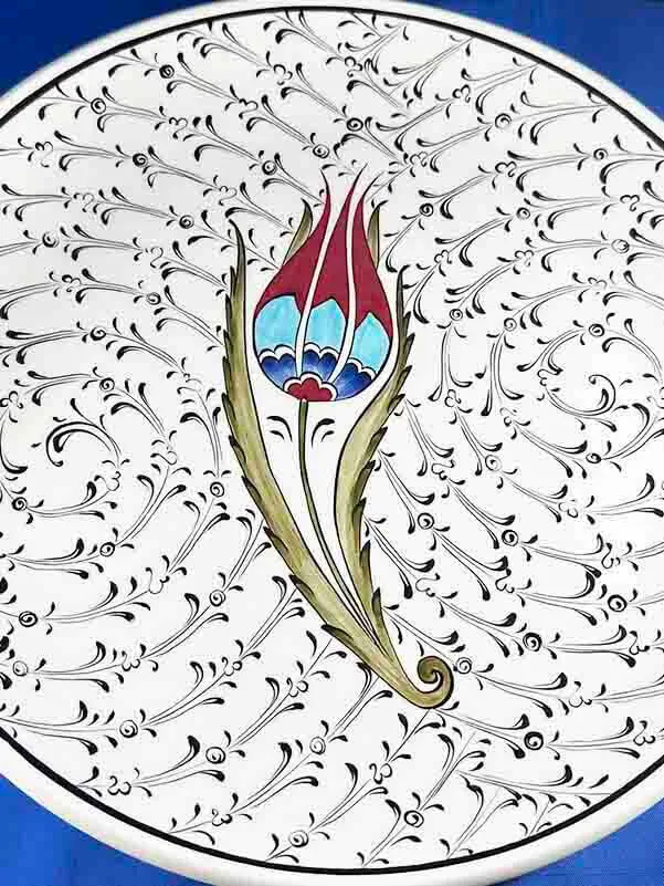 طبق إزنيك 30 سم بزهرة توليب وسط زخارف الخليج - صورة 3