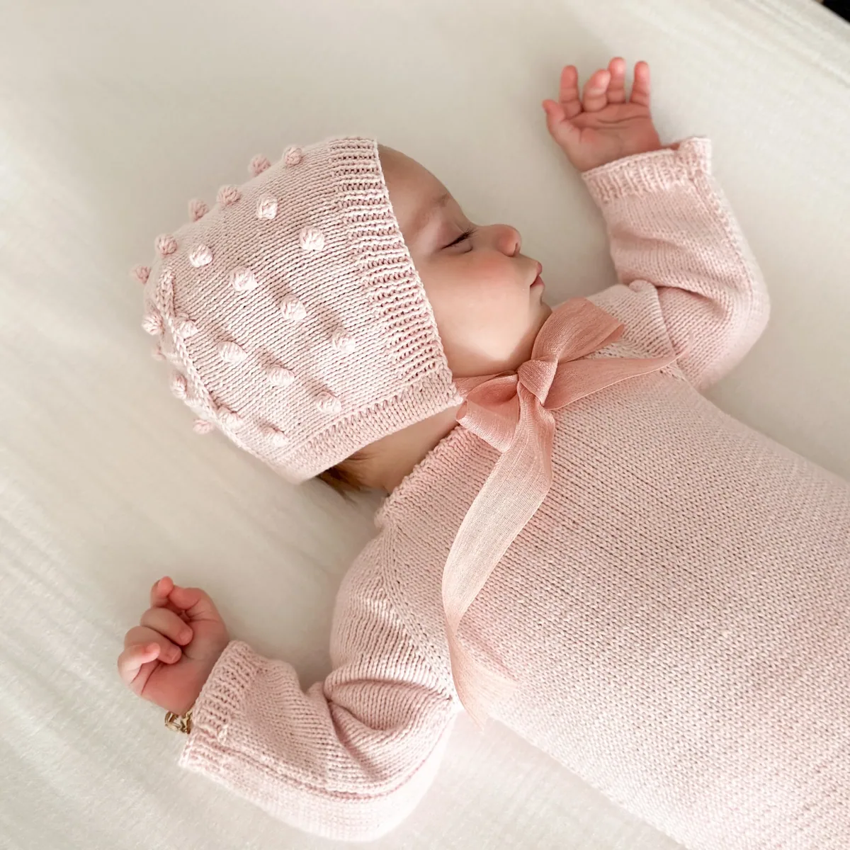 طقم رضيعة محبوك أفرهول وقبعة وباتيك وردي - صورة 2
