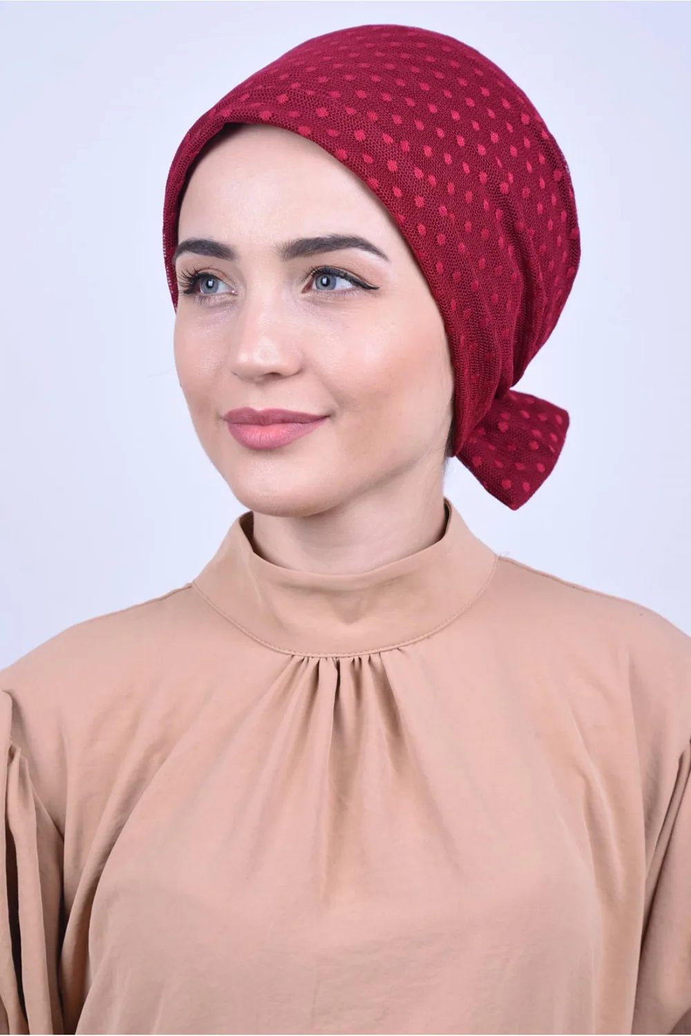بونيه دانتيل بفيونكة خلفية أحمر عنابي
