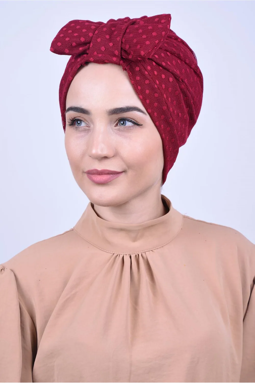 بونيه دانتيل بفيونكة خلفية أحمر عنابي - صورة 2