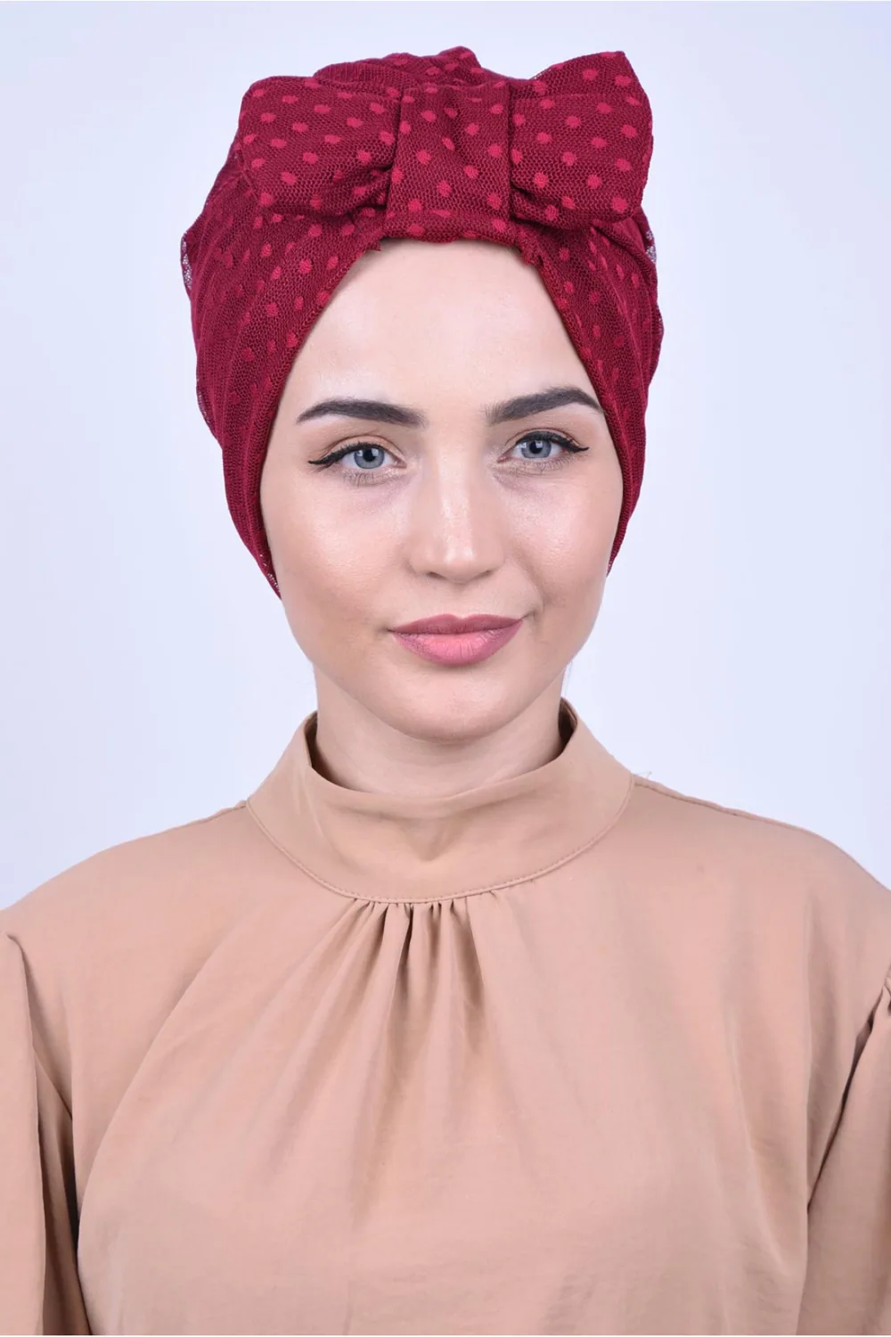 بونيه دانتيل بفيونكة خلفية أحمر عنابي - صورة 3