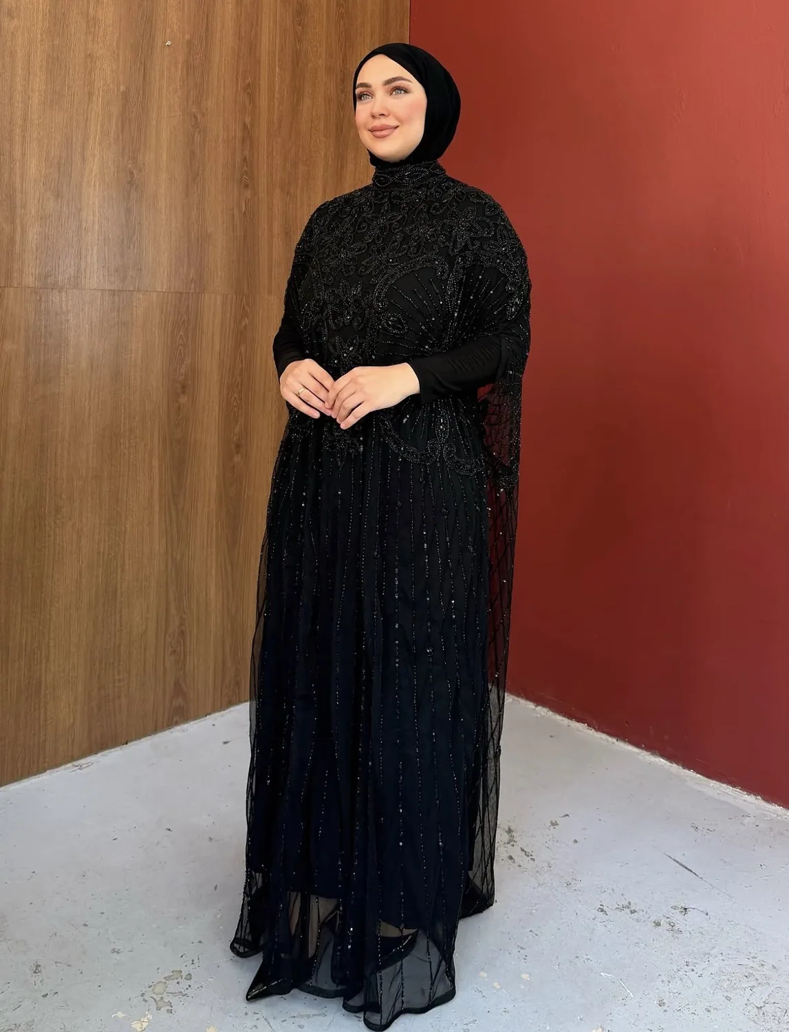 قفطان سهرة أسود واسع مطرز يدوياً بالدانتيل والخرز