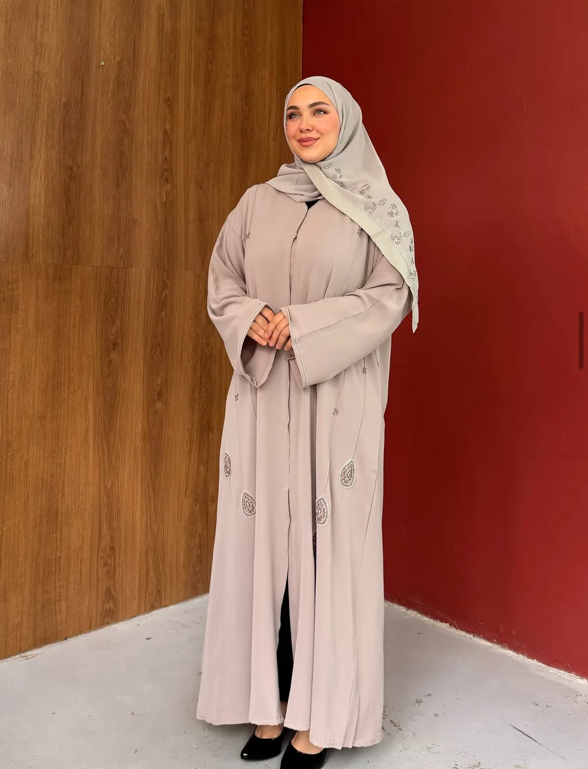 عباءة سهرة بيج وردي بزخارف مطرزة يدوياً