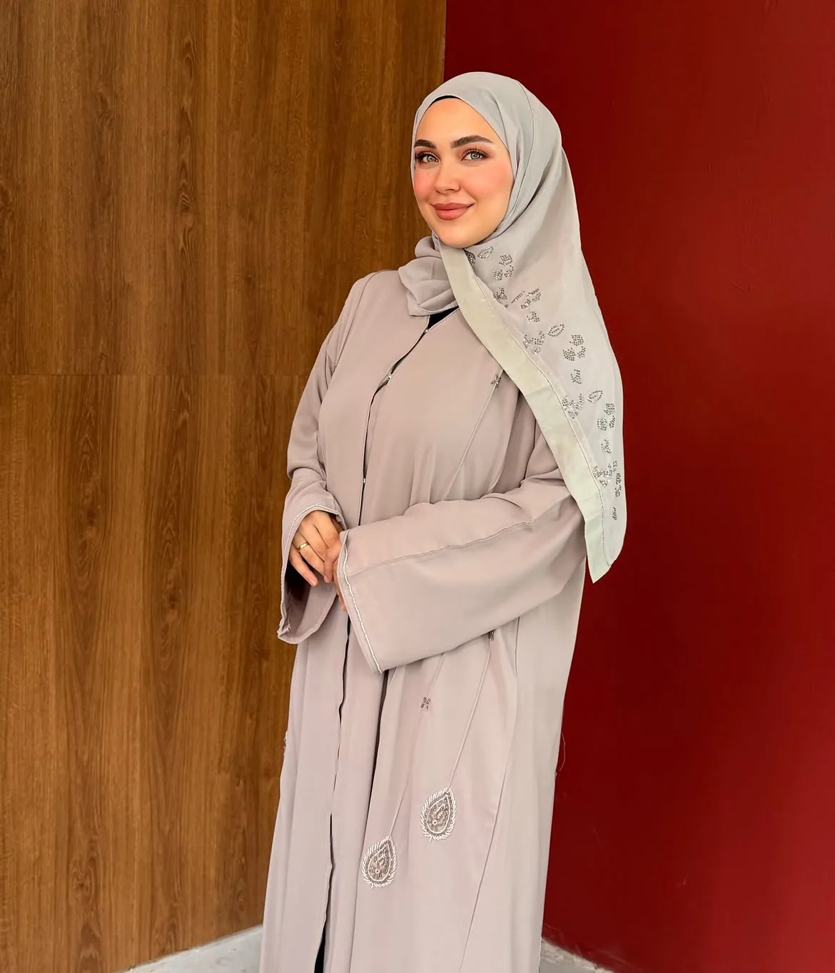عباءة سهرة بيج وردي بزخارف مطرزة يدوياً - صورة 3
